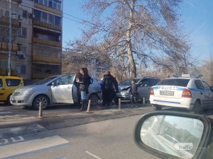 Шофьорка спря на пешеходна пътека на „Източен“, ван я блъсна отзад СНИМКИ
