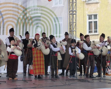 33-ма подкрепиха културния календар на Пловдив, Бебето скочи за деня на майчиния език