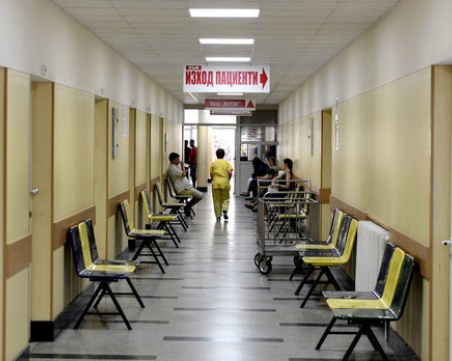 35-годишна жена с бебе удари лекар от Спешна помощ