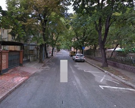 Бизнесмен си присвои част от улица в центъра на Пловдив, не можел да паркира колата си