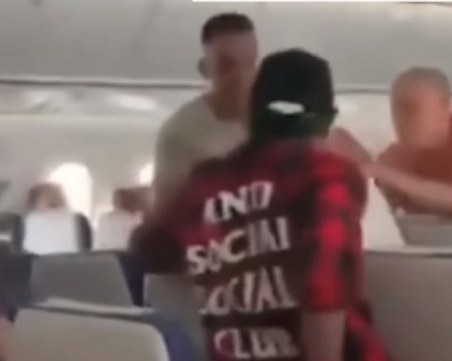 Двама се млатиха с юмруци в самолет, пасажер засне ВИДЕО