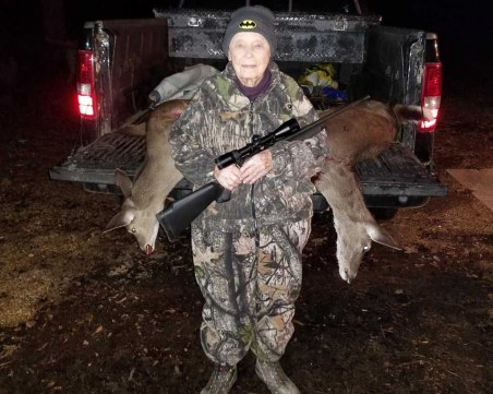 Ловджийка столетница повали два елена с един изстрел