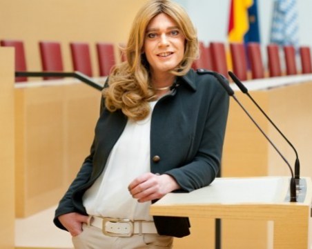 Първият трансджендър депутат в Германия СНИМКИ