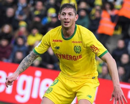 Самолет изчезна край Ламанша! Футболистът Емилиано Сала е бил на борда му