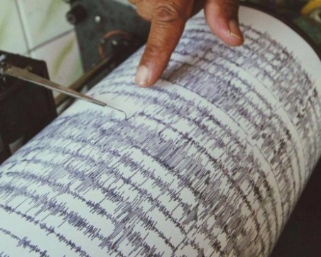 Силен трус разтърси Индонезия