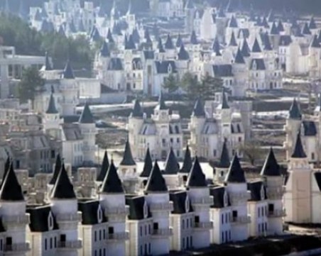 Спряха строежа на луксозен комплекс от 732 замъка за $200 млн. ВИДЕО