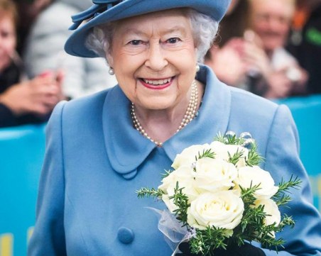 Защо английската кралица не се нуждае от шофьорска книжка?