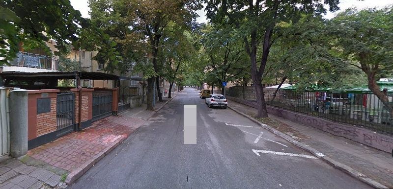 Бизнесмен си присвои част от улица в центъра на Пловдив, не можел да паркира колата си
