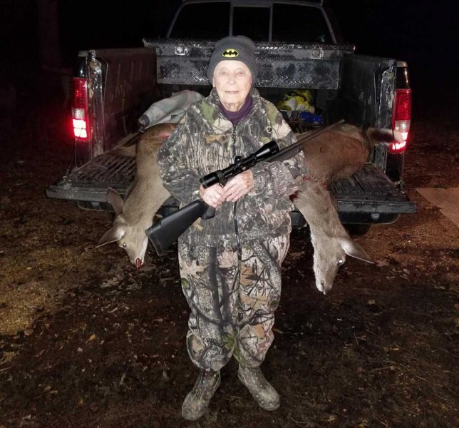Ловджийка столетница повали два елена с един изстрел