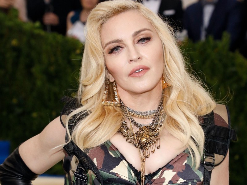 Мадона изненада феновете си с нова прическа СНИМКА