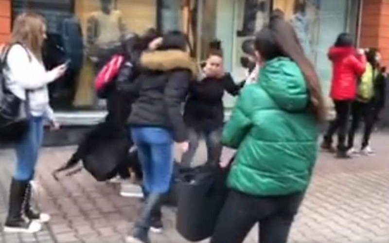 Ученички ритат на земята своя връстничка пред мол, други две снимат ВИДЕО 18+