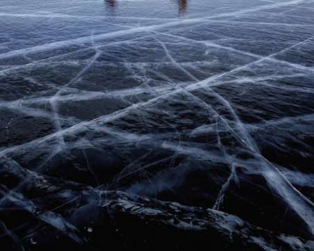 Езерото Байкал замръзна, фотографи се втурнаха към него