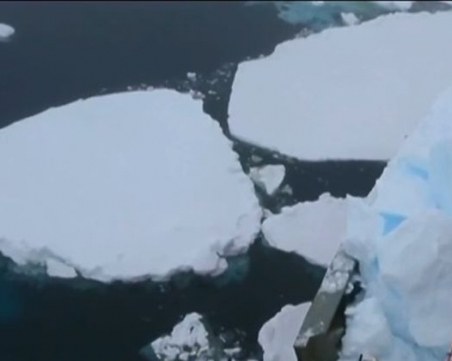Изследователски кораб се удари в айсберг край Антарктида ВИДЕО
