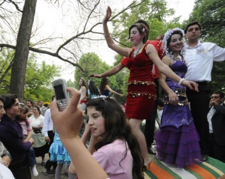 Мерки срещу ранните ромски “бракове“ иска просветният министър