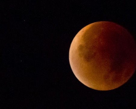 Метеорит се сблъскал с Луната по време на затъмнението