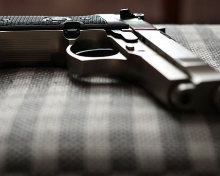 Пловдивски полицаи спряха за проверка асеновградчанка, откриха пистолет в колата й