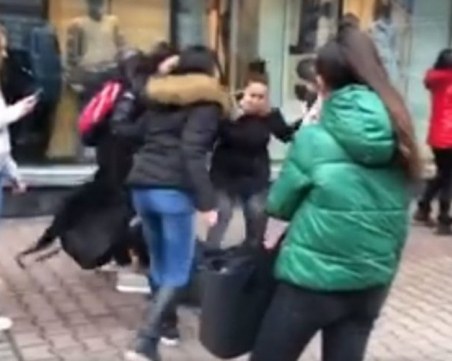 Полицията издирва момичетата, пребили връстничка пред столичен мол