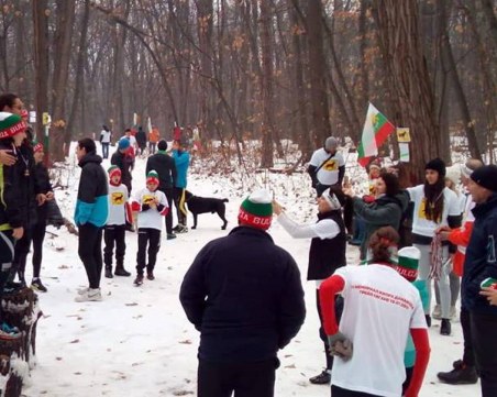 Студенти: Преподавателят Кисьов ни изнуди да сложим тениски срещу кучетата