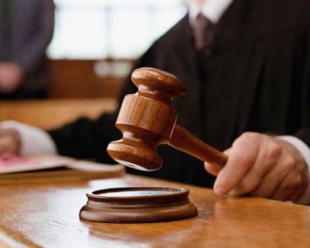 Ученици в Бургас съдят гимназията си, отстранили ги заради фалшиви бележки