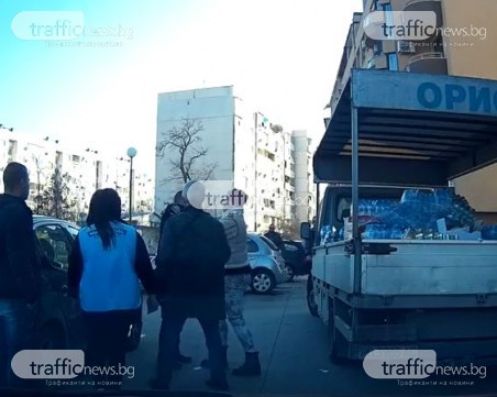 ВИДЕО показва сблъсъка между жена и полицай в Пловдив
