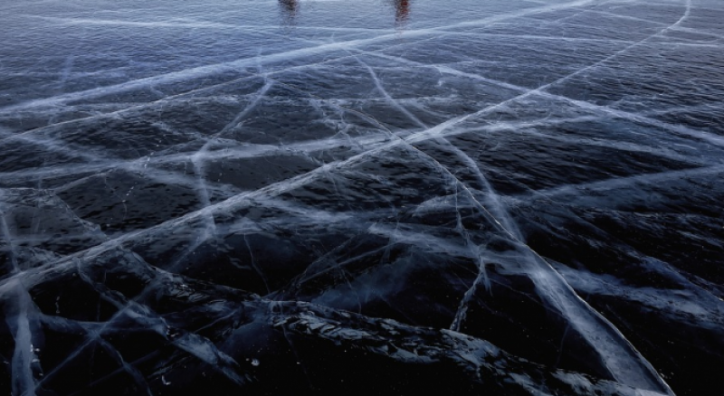 Езерото Байкал замръзна, фотографи се втурнаха към него