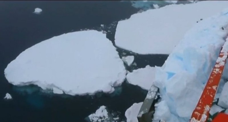 Изследователски кораб се удари в айсберг край Антарктида ВИДЕО