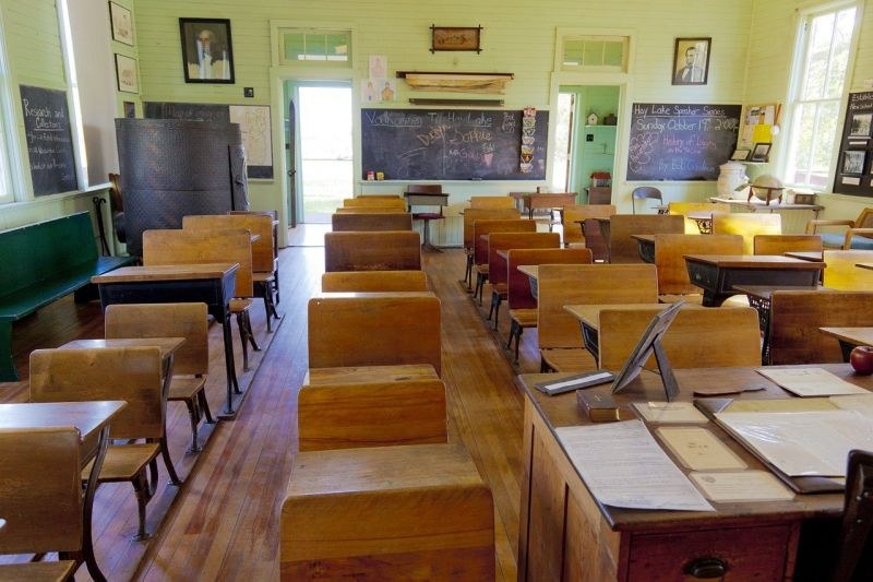 Пловдивски училища принудени да закриват паралелки, учители излизат на протест