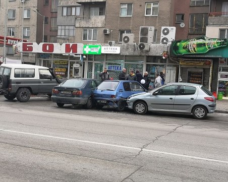 Екстремно паркиране доведе до катастрофа в Асеновград СНИМКА