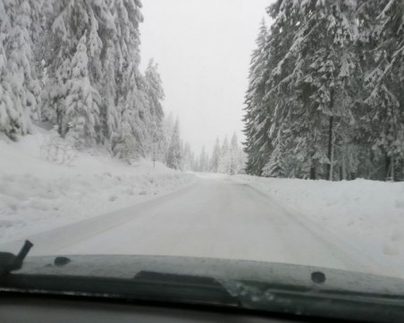 Леките автомобили пътуващи през Превала - задължително с вериги