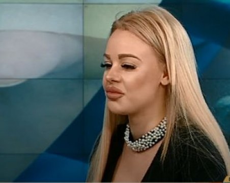 Новите силиконови гърди на Кристин - подарък от мама