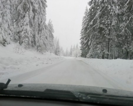 Обилен сняг в Смолянско, пътищата са като писти, бус падна в крайпътна река СНИМКИ