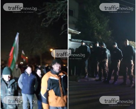 Земята за ромите да стане гробище!, предлага кметът на Войводиново! Полицията препречи пътя на протестиращите ВИДЕО+СНИМКИ