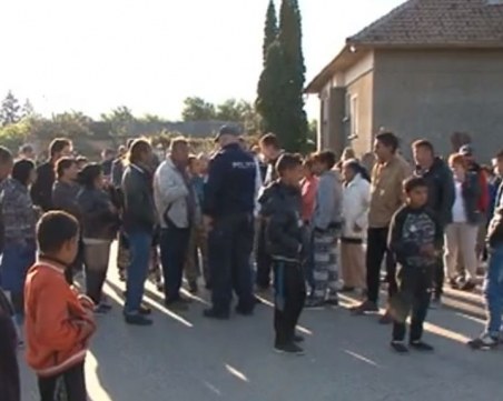 Село се вдигна на протест заради смъртта на 11-годишната Сара