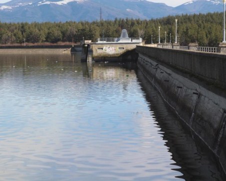 Язовир Златоград преля, изпускат контролирано Пловдивци