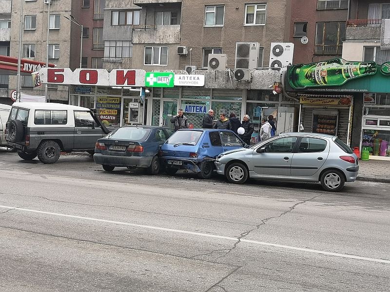 Екстремно паркиране доведе до катастрофа в Асеновград СНИМКА