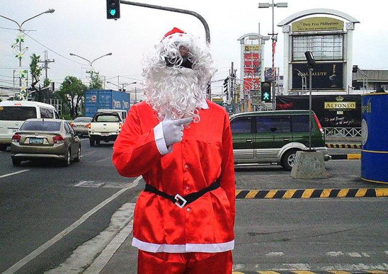 Непослушен Дядо Коледа открадна кола, издирват го