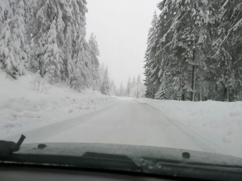Обилен сняг в Смолянско, пътищата са като писти, бус падна в крайпътна река СНИМКИ