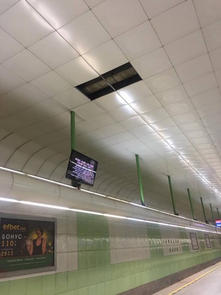 Ремонтират през нощта падналия таван в метрото