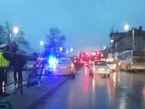Такси се вряза в мантинелата до автогара „Юг“ СНИМКИ