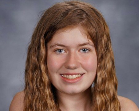 13-годишно момиче успя само да се измъкне от похитителя си, убил родителите й