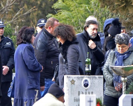 Банев погреба баща си под охрана