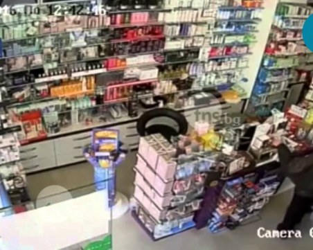 Четирима младежи обраха аптека в Куклен, единият задигнал и кола