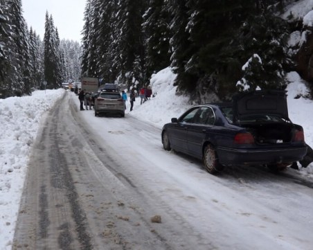 Десетки коли закъсаха на пътя към Пампорово ВИДЕО