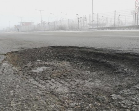 Дупки като кратери затрудняват шофьорите на стария път за прохода 