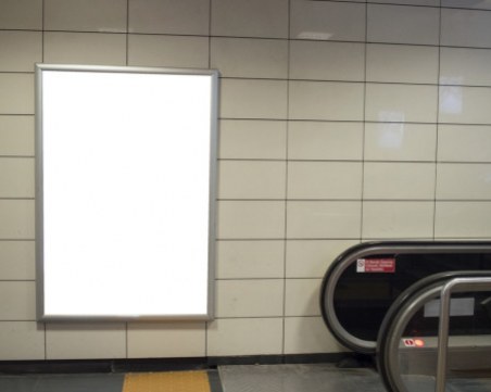 Ескалатор на метрото тръгна рязко надолу!