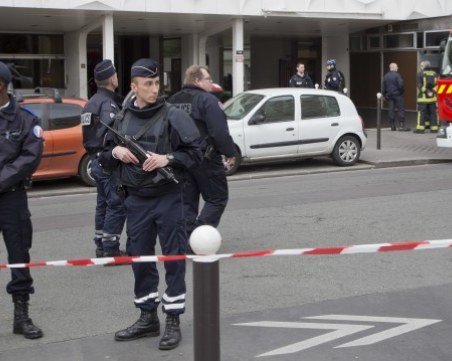 Евакуираха летище в Париж заради... светещи обувки