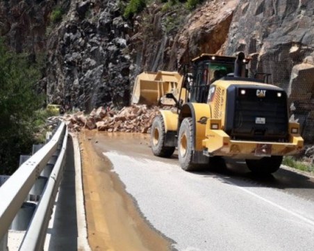 Свлачище затруднява движението по пътя Пещера-Велинград