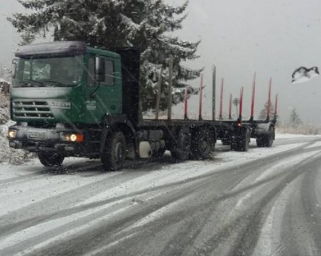 Продължава да вали сняг! Затвориха 