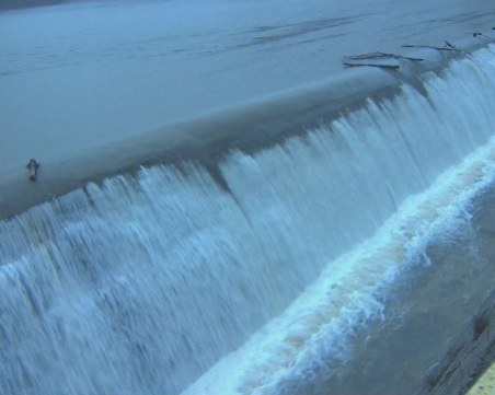 Проливен дъжд в Смолянско, язовирът в Златоград прелива