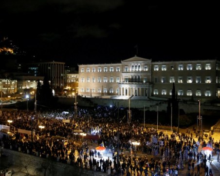 Протестите в Гърция не спират! Арестуваха десетки души в Атина СНИМКИ
